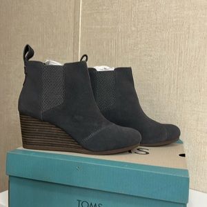 WOMEN’S TOMS KAYLEY BOOTIES IN PAVEMENT GREY SIDE. BRAND NEW IN BOX! SIZE 7.5